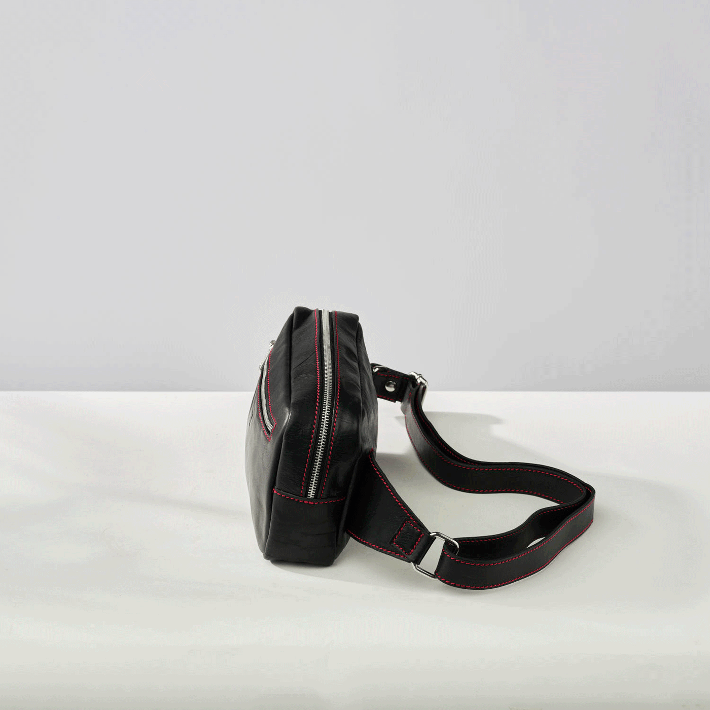 otto&rossi  レザーバッグ Otto Sling Bag Rosso Nero